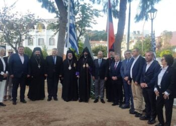 Τελετή για τα θύματα της Γενοκτονίας των Αρμενίων στην πλατεία Φραγκόλιμνας της Καλαμάτας στο μνημείο που είναι αφιερωμένο στη μνήμη τους (φωτ.: Facebook/Αρμενική Εθνική Επιτροπή Ελλάδος - Armenian National Committee of Greece)