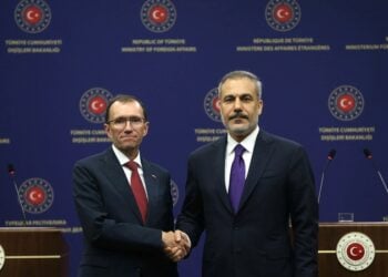 Ο Τούρκος ΥΠΕΞ Χακάν Φιντάν με τον Νορβηγό όμολογό του Έσπεν Μπαρθ Άιντε στην Άγκυρα (φωτ.: 
EPA/NECATI SAVAS)