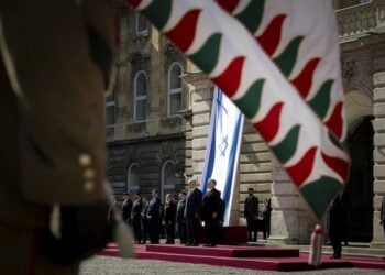 Ο Ούγγρος πρωθυπουργός Βίκτορ Όρμπαν υποδέχεται τον Ισραηλινό ομόλογό του Βενιαμίν Νετανιάχου στο Κάστρο της Βούδας, στη Βουδαπέστη (φωτ.:  EPA/ ZOLTAN FISCHER / HANDOUT)
