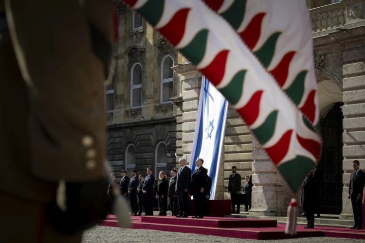 Ο Ούγγρος πρωθυπουργός Βίκτορ Όρμπαν υποδέχεται τον Ισραηλινό ομόλογό του Βενιαμίν Νετανιάχου στο Κάστρο της Βούδας, στη Βουδαπέστη (φωτ.:  EPA/ ZOLTAN FISCHER / HANDOUT)