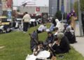 Χιλιάδες άνθρωποι έχουν συγκεντρωθεί σε πάρκα και ανοιχτούς χώρους της Κωνσταντινούπολης μετά τον σεισμό των 6,2 Ρίχτερ (φωτ.: EPA/Tolga Bozoglu)