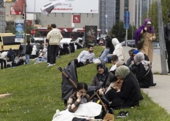 Χιλιάδες άνθρωποι έχουν συγκεντρωθεί σε πάρκα και ανοιχτούς χώρους της Κωνσταντινούπολης μετά τον σεισμό των 6,2 Ρίχτερ (φωτ.: EPA/Tolga Bozoglu)