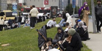 Χιλιάδες άνθρωποι έχουν συγκεντρωθεί σε πάρκα και ανοιχτούς χώρους της Κωνσταντινούπολης μετά τον σεισμό των 6,2 Ρίχτερ (φωτ.: EPA/Tolga Bozoglu)