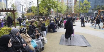 Κάτοικοι της Κωνσταντινούπολης κάθονται σε πάρκο με τα υπάρχοντά τους, φοβούμενοι νέα ισχυρή σεισμική δόνηση (φωτ.: EPA/Tolga Bozoglu)
