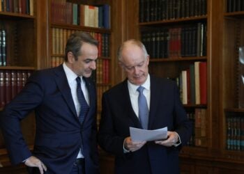 Ο Πρόεδρος της Δημοκρατίας Κωνσταντίνος Τασούλας και ο πρωθυπουργός Κυριάκος Μητσοτάκης  στο Προεδρικό Μέγαρο (φωτ. αρχείου: ΑΠΕ-ΜΠΕ / Προεδρία της Δημοκρατίας /Θοδωρής Μανωλόπουλος)