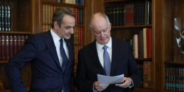Ο Πρόεδρος της Δημοκρατίας Κωνσταντίνος Τασούλας και ο πρωθυπουργός Κυριάκος Μητσοτάκης  στο Προεδρικό Μέγαρο (φωτ. αρχείου: ΑΠΕ-ΜΠΕ / Προεδρία της Δημοκρατίας /Θοδωρής Μανωλόπουλος)