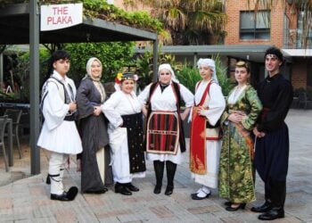 Τα μέλη του Λυκείου Ελληνίδων με φορεσιές από όλη την Ελλάδα και τον Πόντο (φωτ.: facebook/Syndesmos Connecting People and Their Stories)
