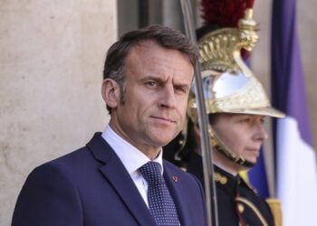 Ο Γάλλος πρόεδρος Εμανουέλ Μακρόν στα Ηλύσια Πεδία, στο Παρίσι (φωτ.: EPA/ Teresa Suarez)