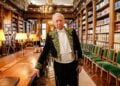 Ο Μάριο Βαργκάς Γιόσα στη βιβλιοθήκη της γαλλικής Ακαδημίας στο Παρίσι το 2023 (φωτ.: EPA/Teresa Suarez)
