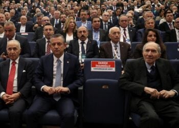 Ο αρχηγός της αξιωματικής αντιπολίτευσης της Τουρκίας (CHP) Οζγκιούρ Οζέλ κάθεται δίπλα σε μια άδεια πολυθρόνα που έχει κρατηθεί για τον προφυλακισμένο δήμαρχο της Κωνσταντινούπολης Εκρέμ Ιμάμογλου βασικό αντίπαλο του Ρετζέπ Ταγίπ Ερντογάν για την τουρκική προεδρία (φωτ.: EPA/ NECATI SAVAS)
