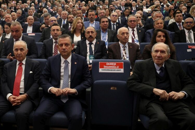 Ο αρχηγός της αξιωματικής αντιπολίτευσης της Τουρκίας (CHP) Οζγκιούρ Οζέλ κάθεται δίπλα σε μια άδεια πολυθρόνα που έχει κρατηθεί για τον προφυλακισμένο δήμαρχο της Κωνσταντινούπολης Εκρέμ Ιμάμογλου βασικό αντίπαλο του Ρετζέπ Ταγίπ Ερντογάν για την τουρκική προεδρία (φωτ.: EPA/ NECATI SAVAS)