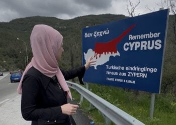Η Τουρκάλα δημοσιογράφος μπροστά από την επιγραφή του Συλλόγου Κυπρίων ν. Καβάλας (φωτ.: x.com/ ozlemdogan)