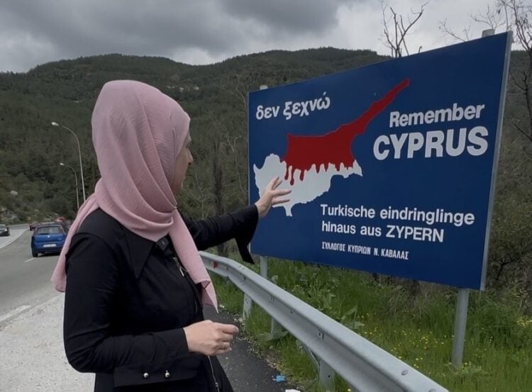 Η Τουρκάλα δημοσιογράφος μπροστά από την επιγραφή του Συλλόγου Κυπρίων ν. Καβάλας (φωτ.: x.com/ ozlemdogan)