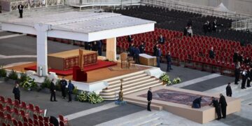 Εικόνα από τις τελευταίες προετοιμασίες πριν από την έναρξη της εξοδίου ακολουθίας για τον Πάπα Φραγκίσκο (φωτ.: EPA / Darek Delmanowicz)