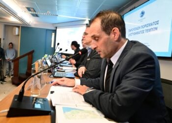 Ο αναπληρωτής πρόεδρος του ΕΟΔΑΣΑΑΜ, Χρήστος Παπαδημητρίου στην παρουσίαση του πορίσματος για τα αίτια των εκρήξεων και της πυρκαγιάς που ακολούθησε της σύγκρουσης της επιβατικής αμαξοστοιχίας με την εμπορική, στις 28/02/2023 στα Τέμπη (φωτ.: Eurokinissi/Τατιάνα Μπόλαρη)