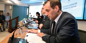 Ο αναπληρωτής πρόεδρος του ΕΟΔΑΣΑΑΜ, Χρήστος Παπαδημητρίου στην παρουσίαση του πορίσματος για τα αίτια των εκρήξεων και της πυρκαγιάς που ακολούθησε της σύγκρουσης της επιβατικής αμαξοστοιχίας με την εμπορική, στις 28/02/2023 στα Τέμπη (φωτ.: Eurokinissi/Τατιάνα Μπόλαρη)