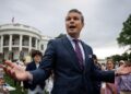 Ο υπουργός Άμυνας των ΗΠΑ Πιτ Χέσγκεθ έξω από τον Λευκό Οίκο (φωτ.: EPA/Samuel Corum/Pool)