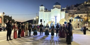 Το χορευτικό τμήμα του Συλλόγου Ποντίων Αγ. Βαρβάρας «Ο ΦΑΡΟΣ» στην 2η Συνάντηση Παραδοσιακών Χορών στην Ίο (φωτ.: facebook.com/spfaros)