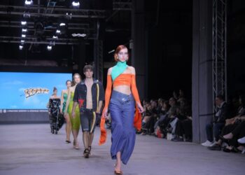 Η πασαρέλα με τις δημιουργίες των σχεδιαστών εμπνευσμένες από το ΣΚΡΑΤΣ