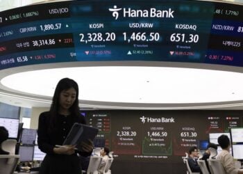 Νοτιοκορεάτες χρηματιστές στην τράπεζα Hana, στη Σεούλ της Νότιας Κορέας (φωτ.: EPA/ JEON HEON-KYUN)