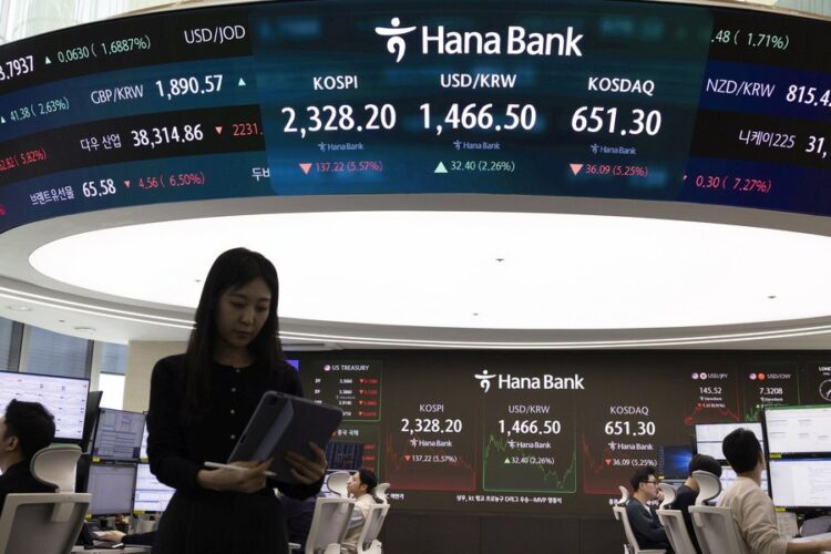 Νοτιοκορεάτες χρηματιστές στην τράπεζα Hana, στη Σεούλ της Νότιας Κορέας (φωτ.: EPA/ JEON HEON-KYUN)