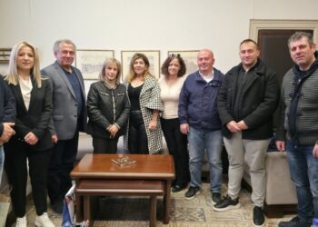 Επίσκεψη αντιπροσωπείας της ΠΟΠΣ με επικεφαλής την πρόεδρο της Χριστίνα Σαχινίδου-Τσαρτσίδου στην περιφερειάρχη Κεντρικής Μακεδονίας Αθηνά Αθανασιάδου-Αηδονά (φωτ.: facebook.com/ popshellas)