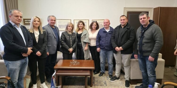 Επίσκεψη αντιπροσωπείας της ΠΟΠΣ με επικεφαλής την πρόεδρο της Χριστίνα Σαχινίδου-Τσαρτσίδου στην περιφερειάρχη Κεντρικής Μακεδονίας Αθηνά Αθανασιάδου-Αηδονά (φωτ.: facebook.com/ popshellas)