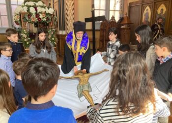 Ο μητροπολίτης Σουηδίας κ. Κλεόπας στην ακολουθία της Αποκαθήλωσης στον καθεδρικό ναό του Αγίου Γεωργίου Στοκχόλμης (φωτ.: naftemporiki.gr)