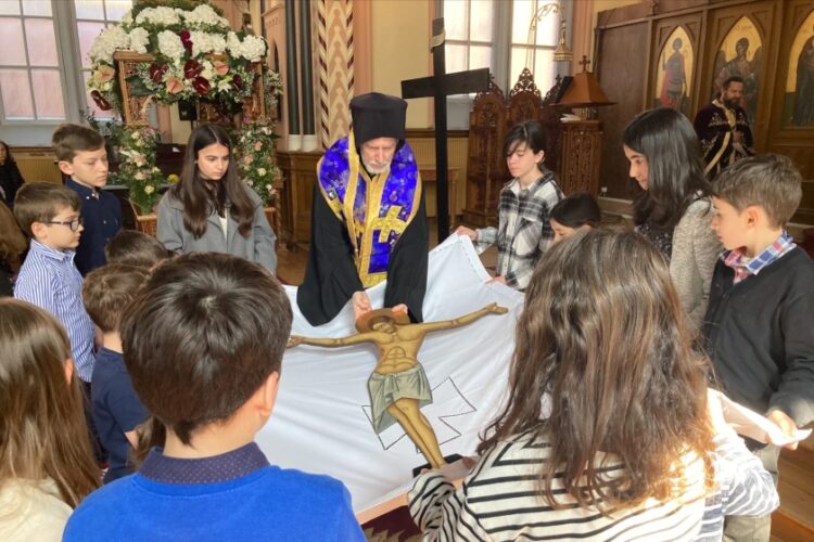 Ο μητροπολίτης Σουηδίας κ. Κλεόπας στην ακολουθία της Αποκαθήλωσης στον καθεδρικό ναό του Αγίου Γεωργίου Στοκχόλμης (φωτ.: naftemporiki.gr)