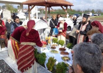 Ταφικό έθιμο από τον Ποντιακό Πολιτιστικό Σύλλογο Σιταγρών (φωτ.: Facebook/Ποντιακός Πολιτιστικός Σύλλογος Σιταγρών)