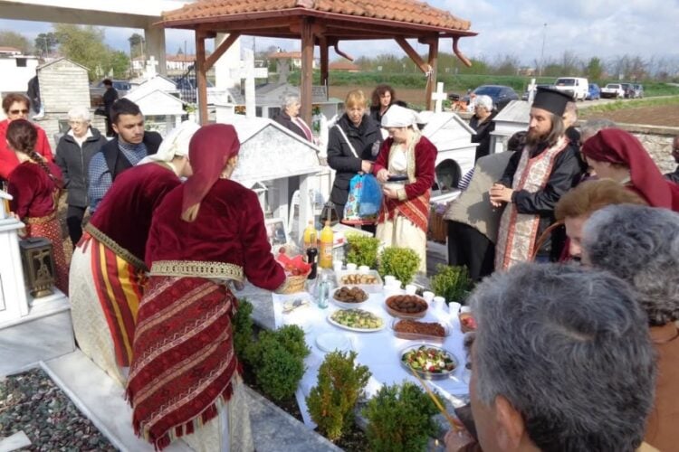 Ταφικό έθιμο από τον Ποντιακό Πολιτιστικό Σύλλογο Σιταγρών (φωτ.: Facebook/Ποντιακός Πολιτιστικός Σύλλογος Σιταγρών)