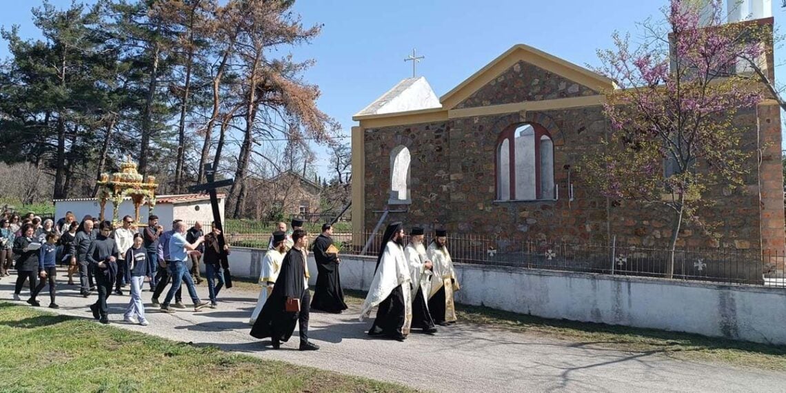 Ο επιτάφιος στον ημιτελή ναό Μεταμόρφωσης του Σωτήρος στο Αετοχώρι Αλεξανδρούπολης (φωτ.: Facebook / Πολιτιστικός Ποντιακός Σύλλογος Αετοχωρίου «Η Σάντα»)