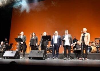 Επί σκηνής από αριστερά, ο Μπάμπης Κεμανετζίδης, ο Γιώργος Ιωαννίδης, η Πέλα Νικολαΐδου, ο Μπάμπης Ιορδανίδης, ο Γιάννης Τσιτιρίδης, ο Στάθης Νικολαΐδης και ο Κώστας Θεοδοσιάδης (φωτ.: Δήμος Παύλου Μελά)