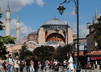 Τουρίστες μπροστά από την Αγια-Σοφιά στην Κωνσταντινούπολη (φωτ.: EPA/Erdem Sahin)