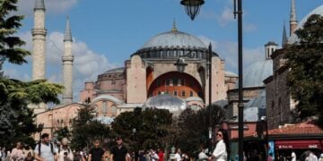 Τουρίστες μπροστά από την Αγια-Σοφιά στην Κωνσταντινούπολη (φωτ.: EPA / Erdem Sahin)