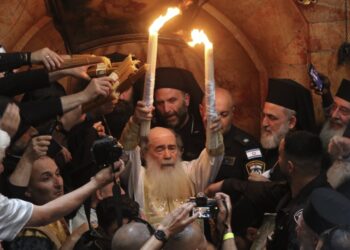 Τελετή αφής του Αγίου Φωτός από τον Πατριάρχη Ιεροσολύμων Θεόφιλο στον Πανάγιο Τάφο (φωτ.: EUROKINISSI/Χρήστος Μπόνης)