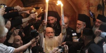 Τελετή αφής του Αγίου Φωτός από τον Πατριάρχη Ιεροσολύμων Θεόφιλο στον Πανάγιο Τάφο (φωτ.: EUROKINISSI/Χρήστος Μπόνης)