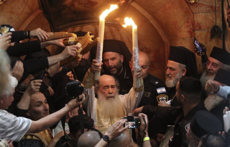 Τελετή αφής του Αγίου Φωτός από τον Πατριάρχη Ιεροσολύμων Θεόφιλο στον Πανάγιο Τάφο (φωτ.: EUROKINISSI/Χρήστος Μπόνης)