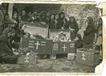 Ανακομιδή λειψάνων των εκτελεσθέντων (φωτ.: Αρχείο Στάθη Ταξίδη)