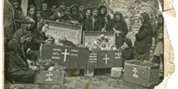 Ανακομιδή λειψάνων των εκτελεσθέντων (φωτ.: Αρχείο Στάθη Ταξίδη)