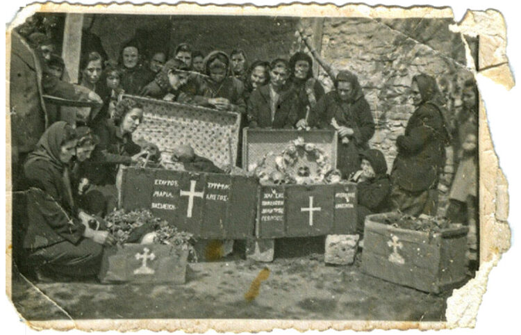 Ανακομιδή λειψάνων των εκτελεσθέντων (φωτ.: Αρχείο Στάθη Ταξίδη)