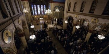 Οι πιστοί συγκεντρώθηκαν στον καθεδρικό ναό της Αγίας Τριάδος της Νέας Υόρκης (φωτ.: Ορθόδοξος Παρατηρητής/Brittainy Newman)