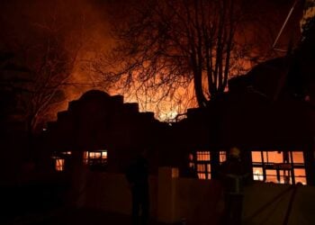 Πυρκαγιά σε υπαίθριο χώρο παλαιού εργοστασίου στα Άνω Πατήσια (φωτ.: Μιχάλης Καραγιάννης/ EUROKINISSI)