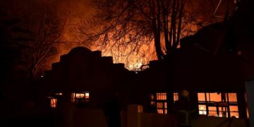 Πυρκαγιά σε υπαίθριο χώρο παλαιού εργοστασίου στα Άνω Πατήσια (φωτ.: Μιχάλης Καραγιάννης/ EUROKINISSI)