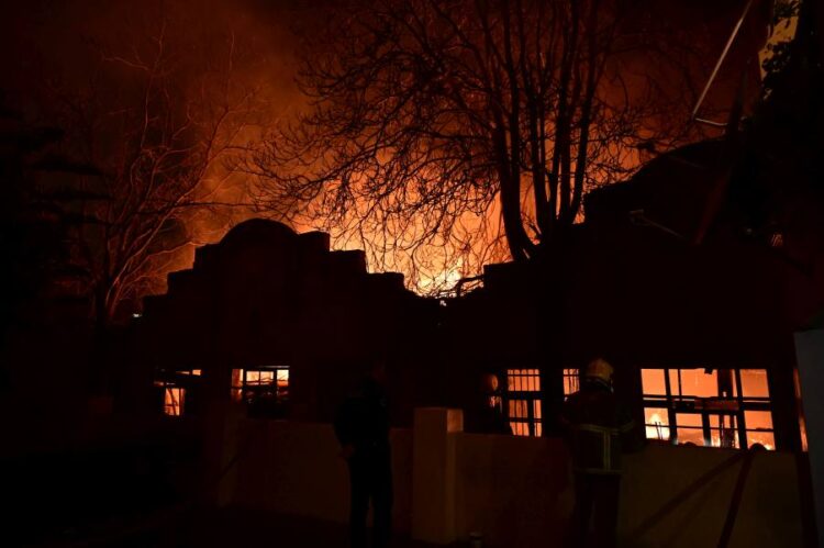 Πυρκαγιά σε υπαίθριο χώρο παλαιού εργοστασίου στα Άνω Πατήσια (φωτ.: Μιχάλης Καραγιάννης/ EUROKINISSI)