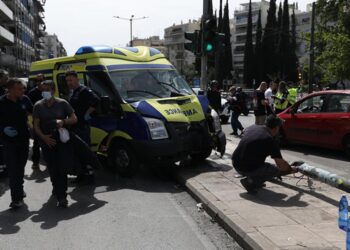 Το ιδιωτικό ασθενοφόρο που ενεπλάκη στο τροχαίο 
(φωτ.: ΑΠΕ-ΜΠΕ / Γιώργος Βιτσαράς)