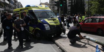 Το ιδιωτικό ασθενοφόρο που ενεπλάκη στο τροχαίο 
(φωτ.: ΑΠΕ-ΜΠΕ / Γιώργος Βιτσαράς)