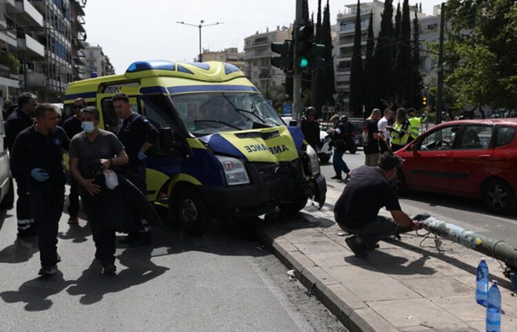 Το ιδιωτικό ασθενοφόρο που ενεπλάκη στο τροχαίο 
(φωτ.: ΑΠΕ-ΜΠΕ / Γιώργος Βιτσαράς)