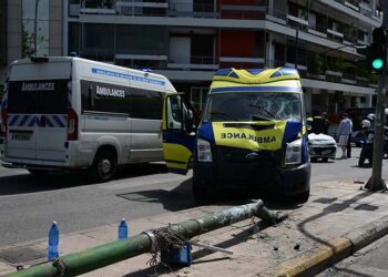 Το ιδιωτικό ασθενοφόρο που ενεπλάκη στο τροχαίο 
(φωτ.: EUROKINISSI / Τατιάνα Μπόλαρη)