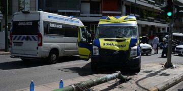 Το ιδιωτικό ασθενοφόρο που ενεπλάκη στο τροχαίο 
(φωτ.: EUROKINISSI / Τατιάνα Μπόλαρη)